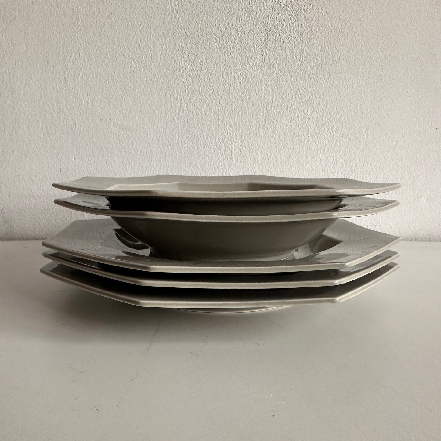 TT062 SET OF THREE GREY OCTAGONAL BOWLS