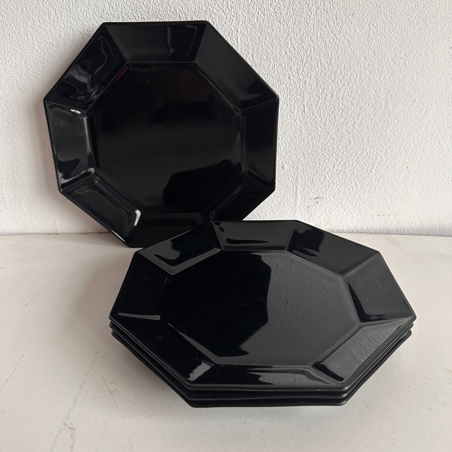 TT063 SET OF FOUR SMALL BLACK OCTAGONAL PLATES