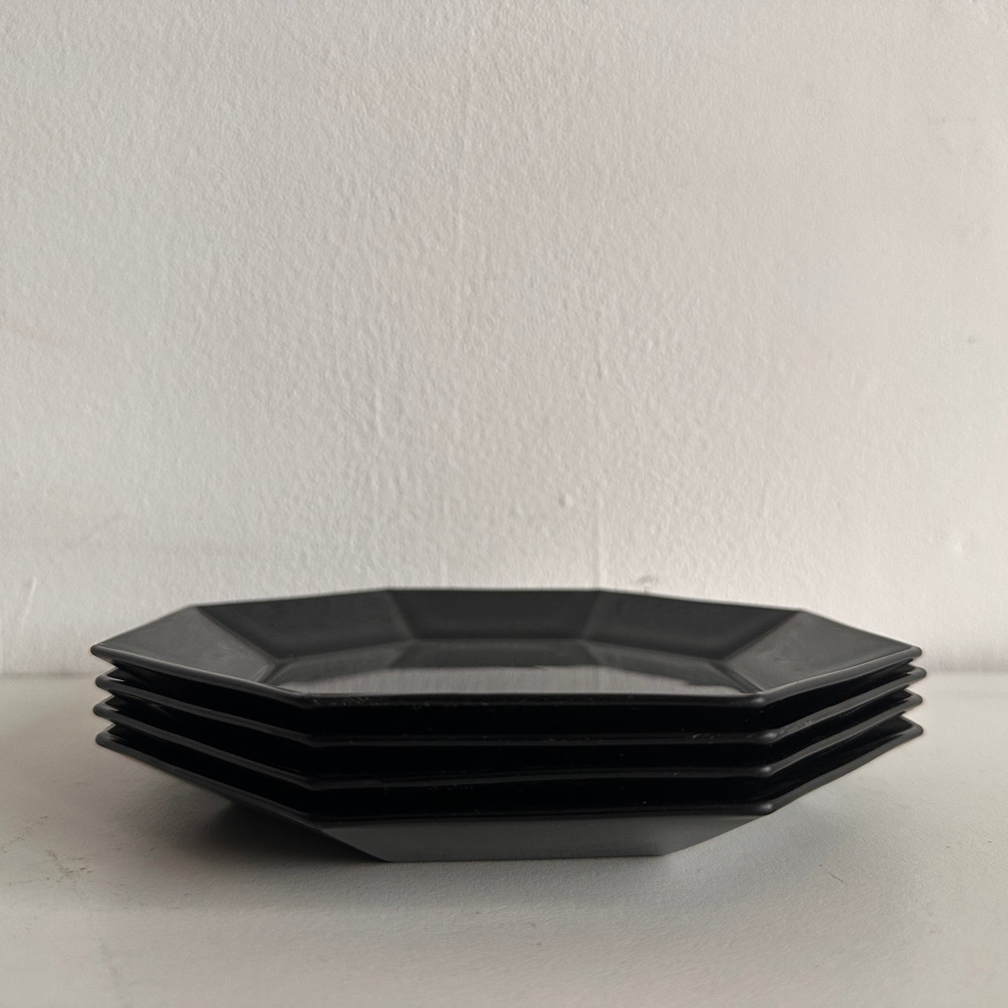 TT063 SET OF FOUR SMALL BLACK OCTAGONAL PLATES