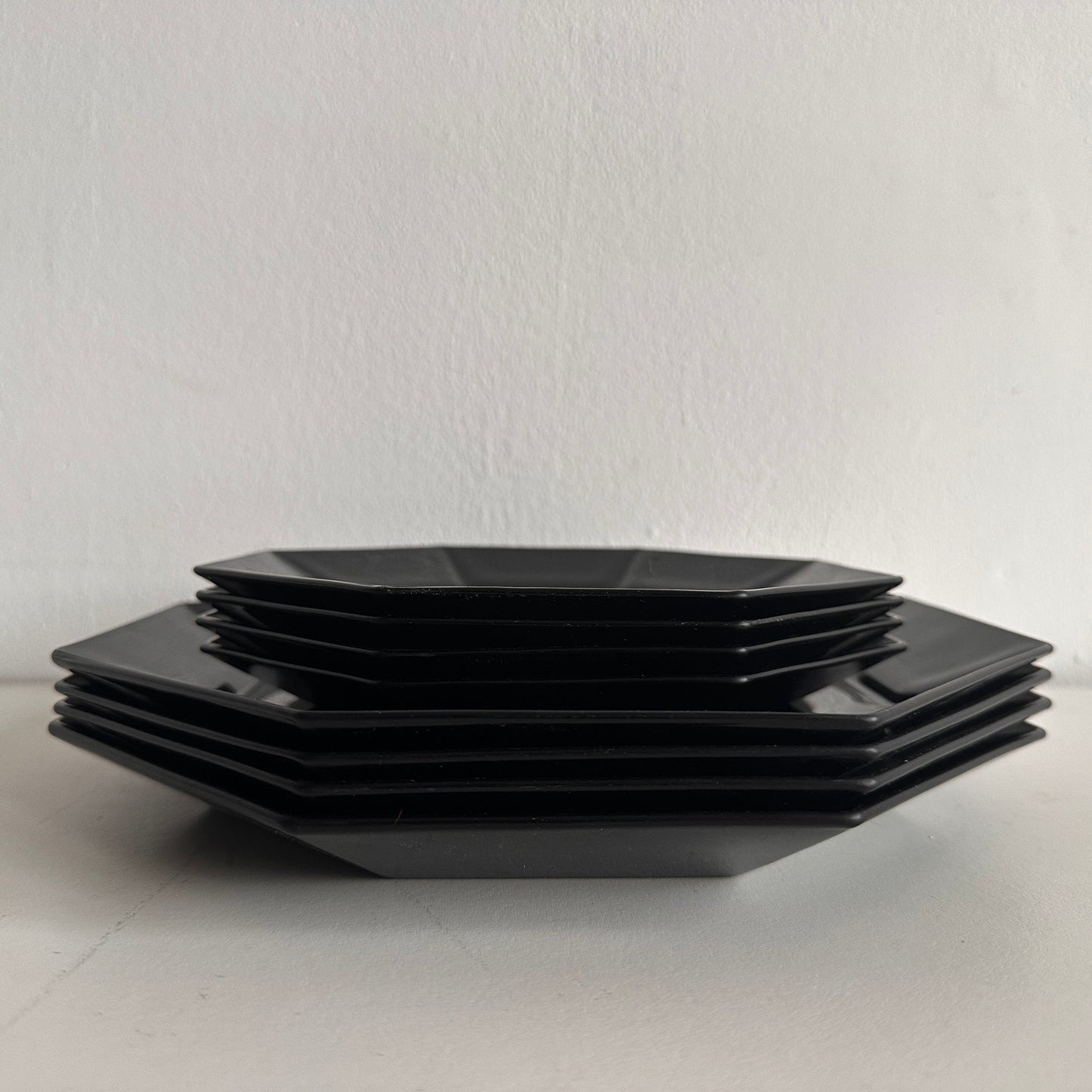 TT063 SET OF FOUR SMALL BLACK OCTAGONAL PLATES