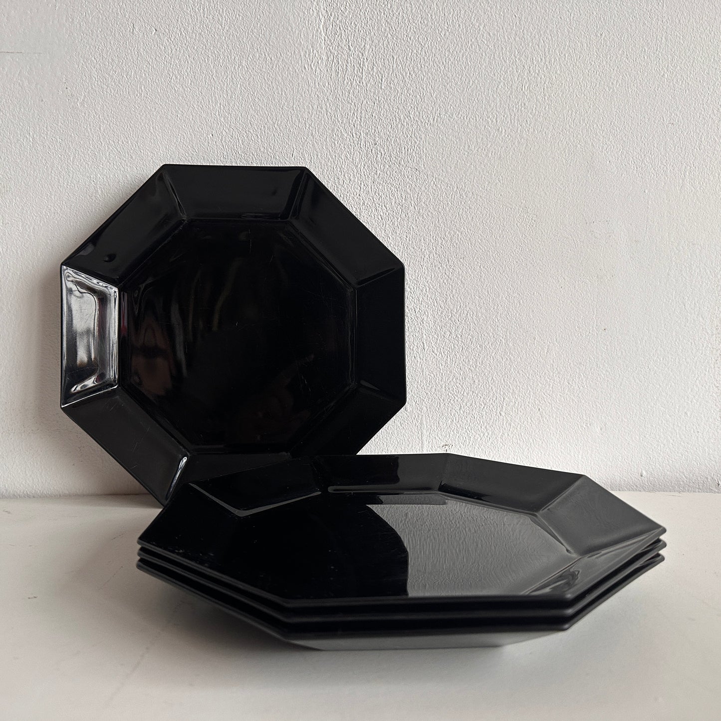 TT064 SET OF FOUR LARGE BLACK OCTAGONAL PLATES