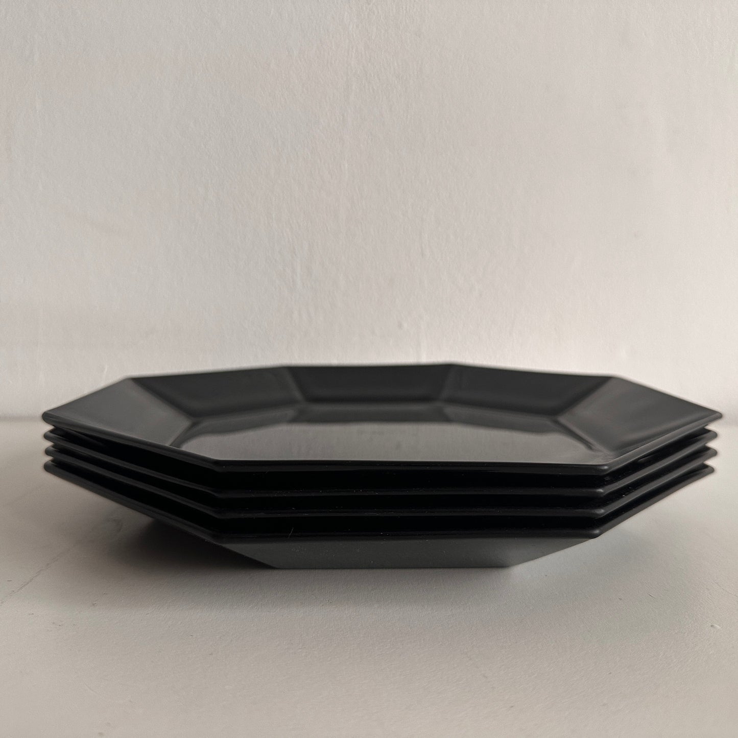 TT064 SET OF FOUR LARGE BLACK OCTAGONAL PLATES