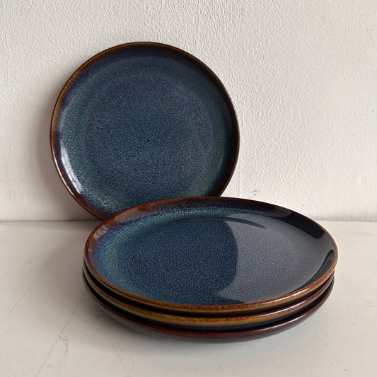 TT069 SET OF FOUR BLUE SPECKLED CERAMIC PLATES