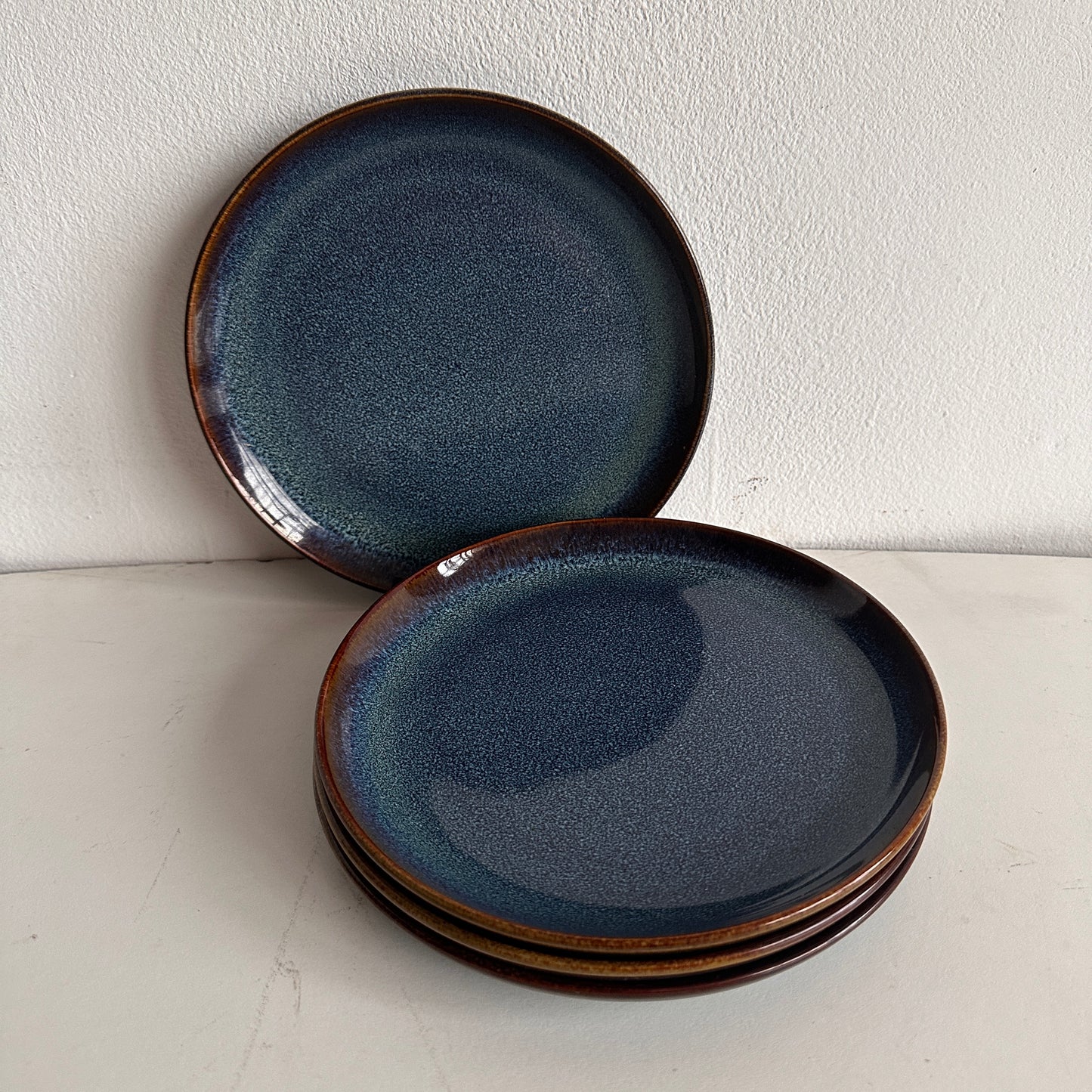TT069 SET OF FOUR BLUE SPECKLED CERAMIC PLATES