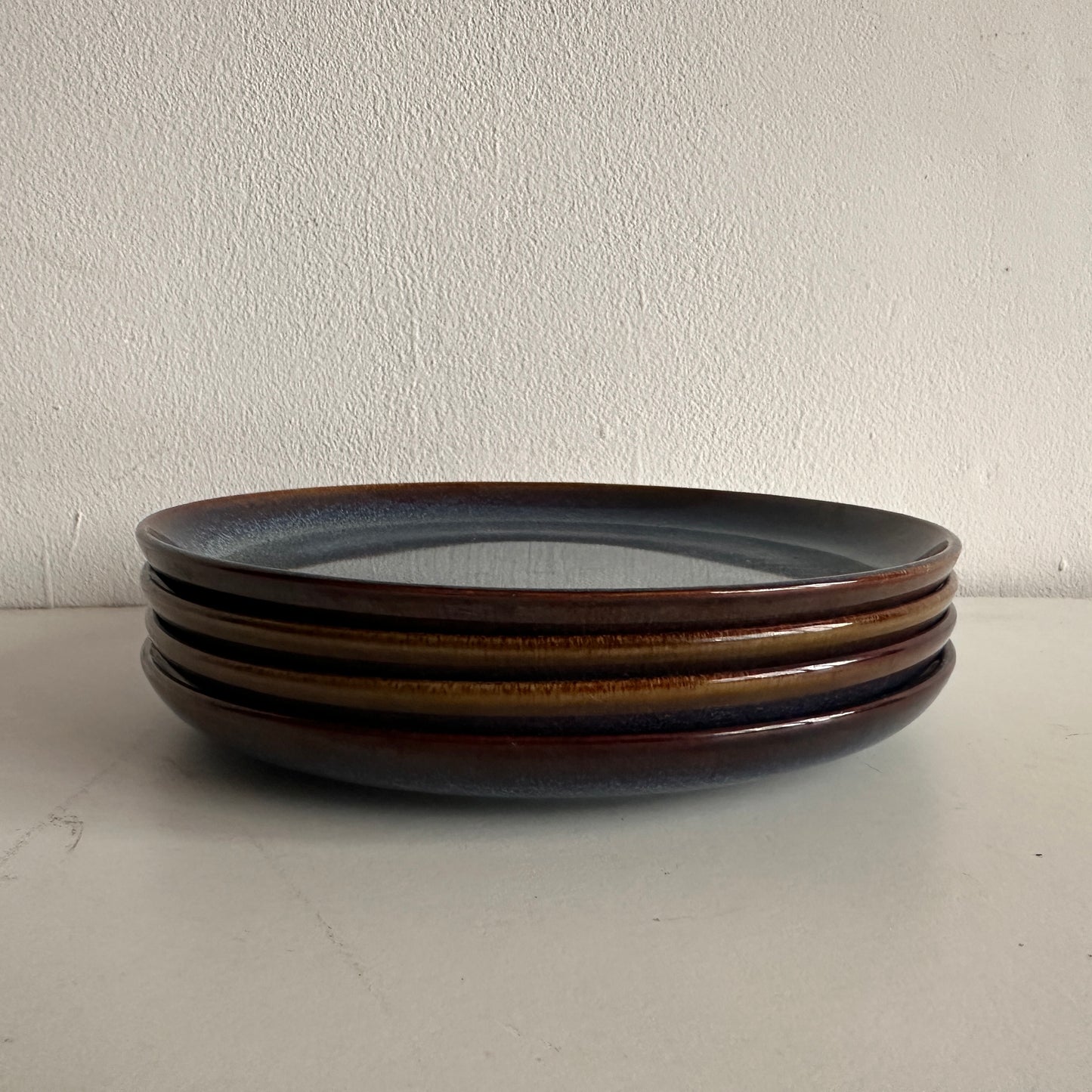 TT069 SET OF FOUR BLUE SPECKLED CERAMIC PLATES