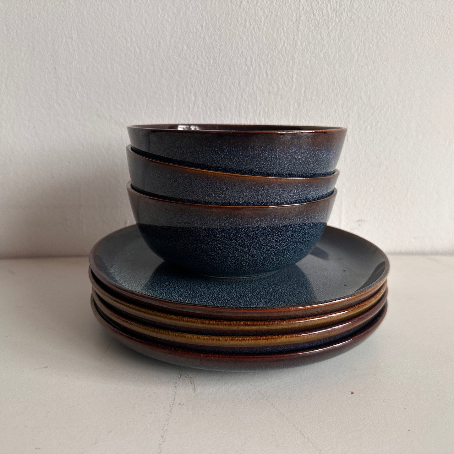 TT069 SET OF FOUR BLUE SPECKLED CERAMIC PLATES