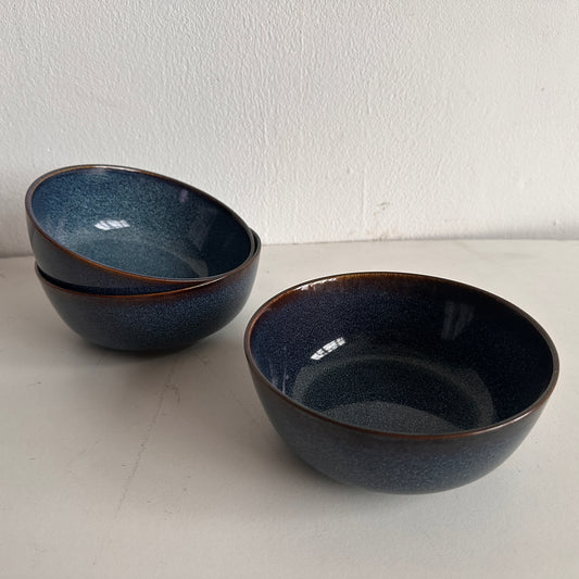 TT070 SET OF FOUR BLUE SPECKLED CERAMIC BOWLS
