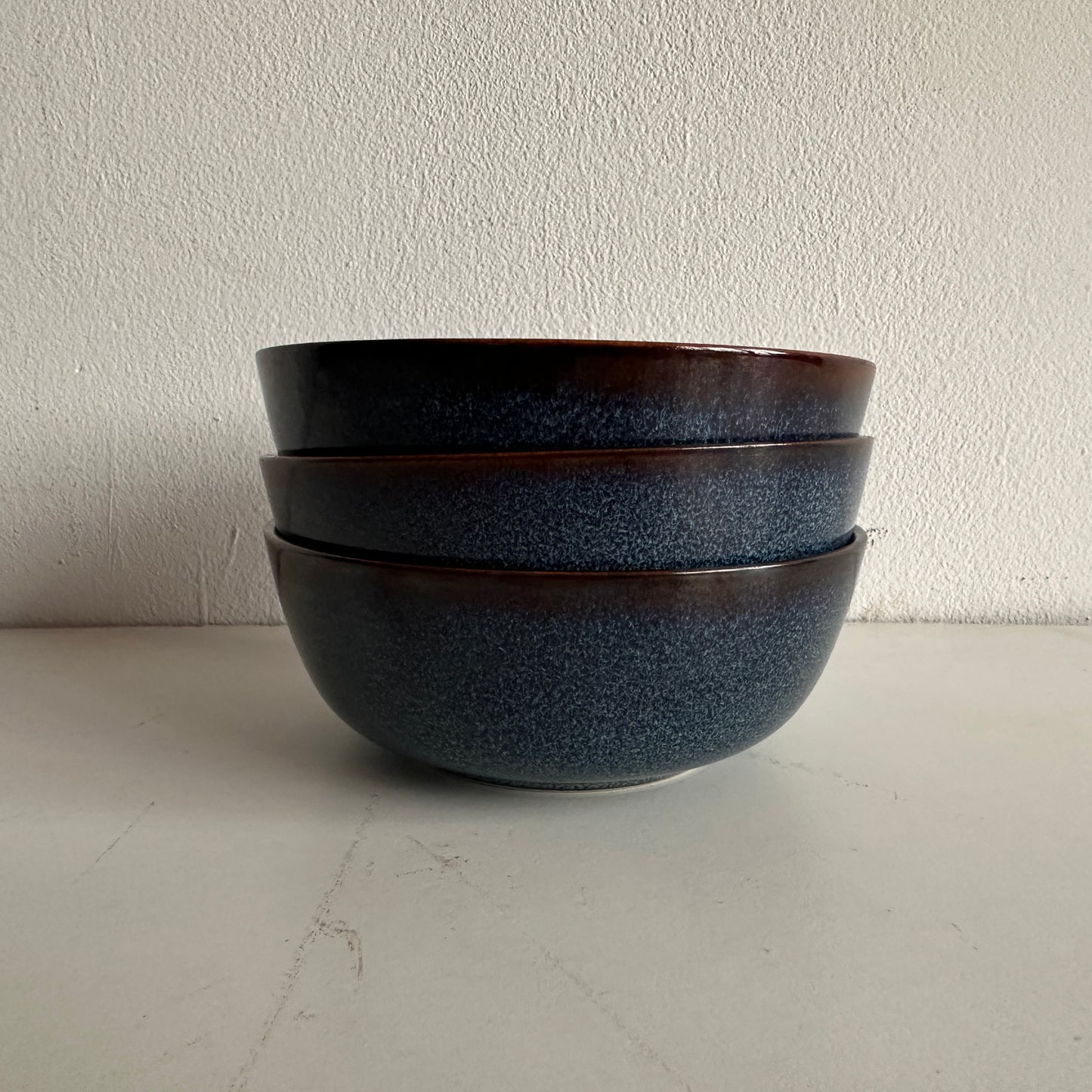 TT070 SET OF FOUR BLUE SPECKLED CERAMIC BOWLS
