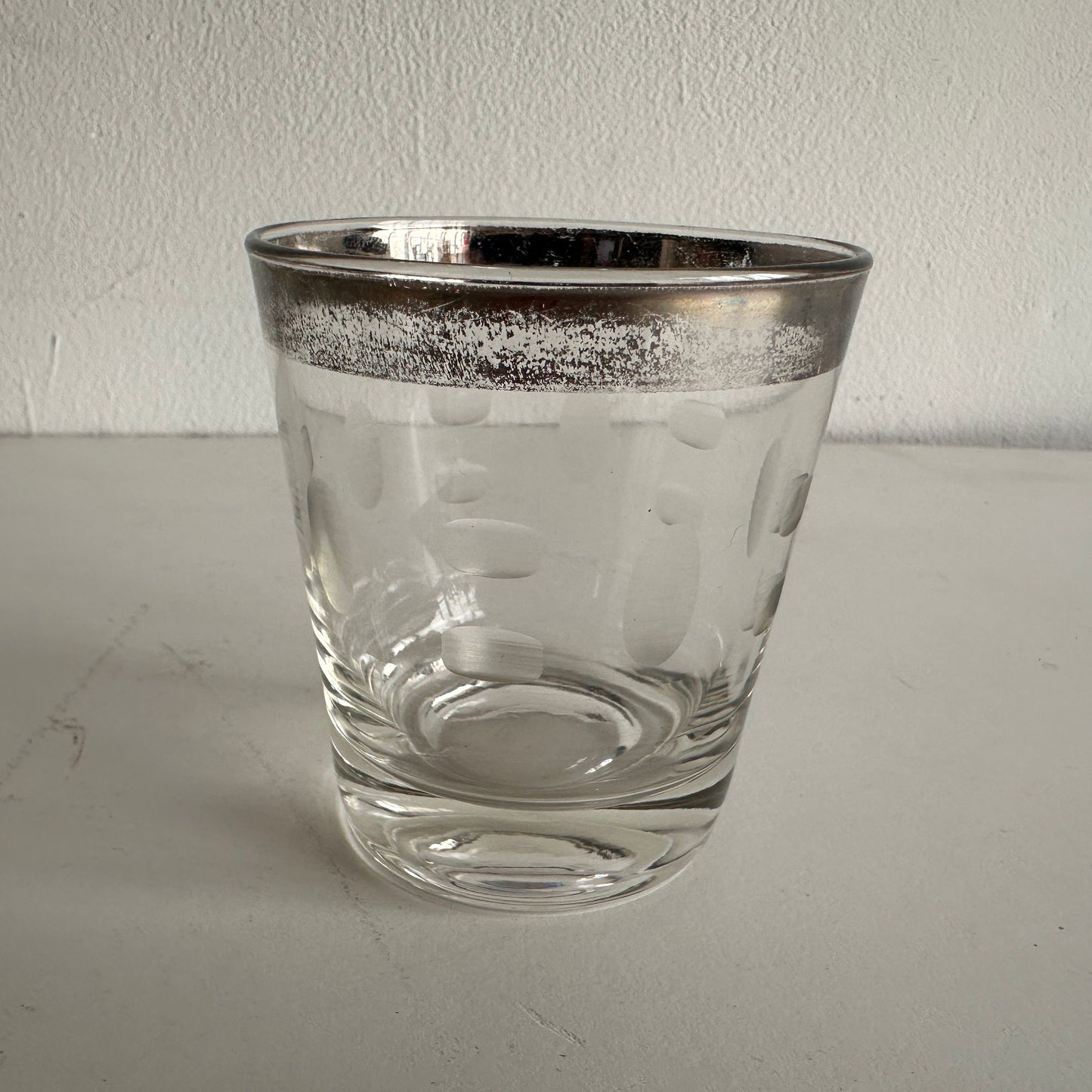 TT089 SET OF EIGHT PLATINUM RIM FROSTED PATTERN ROCKS GLASSES