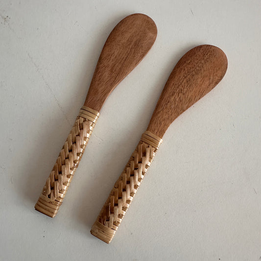 TT094 SET OF TWO WICKER AND WOOD SPREADERS