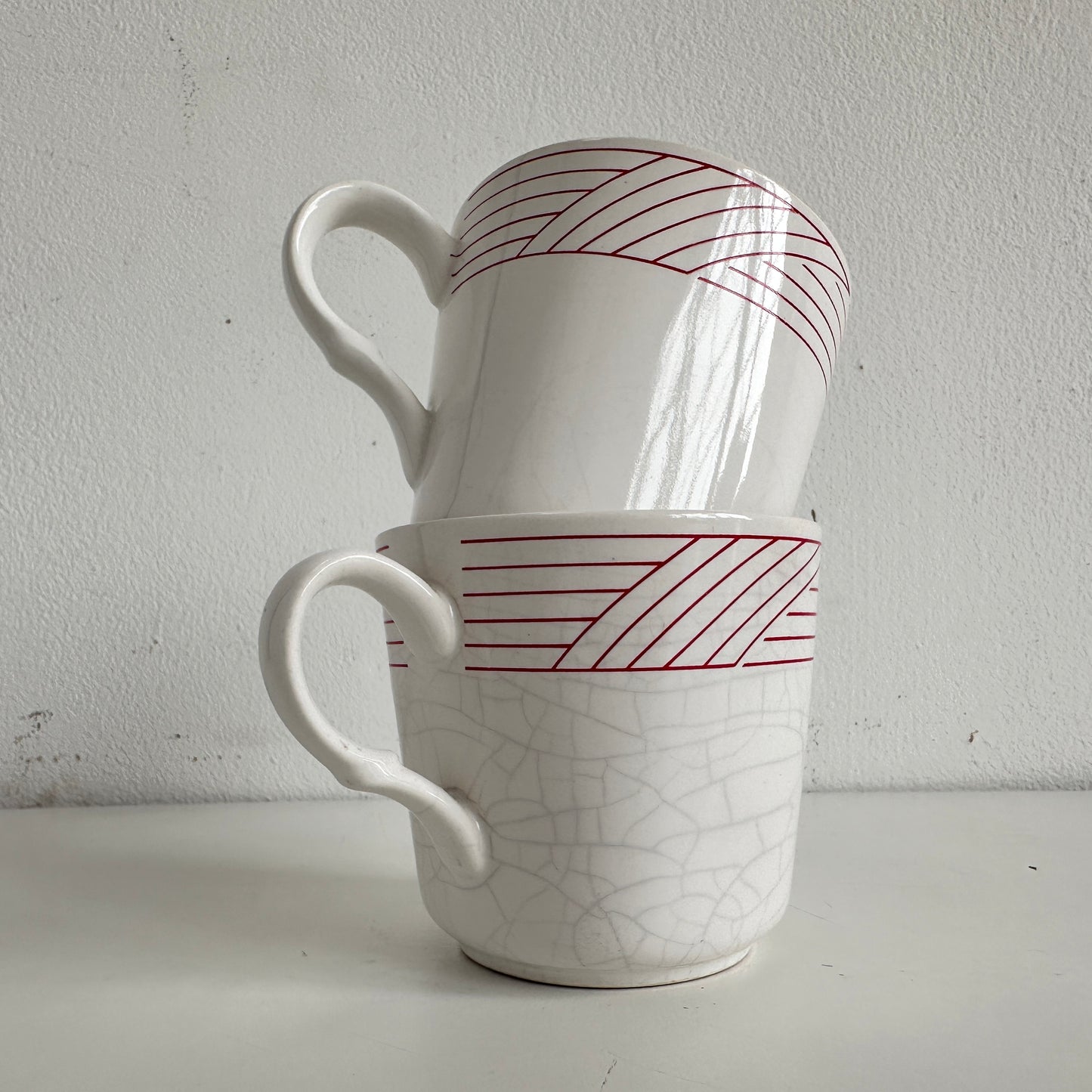 TT111 SET OF TWO RED STRIPE PATTERN CERAMIC MUGS