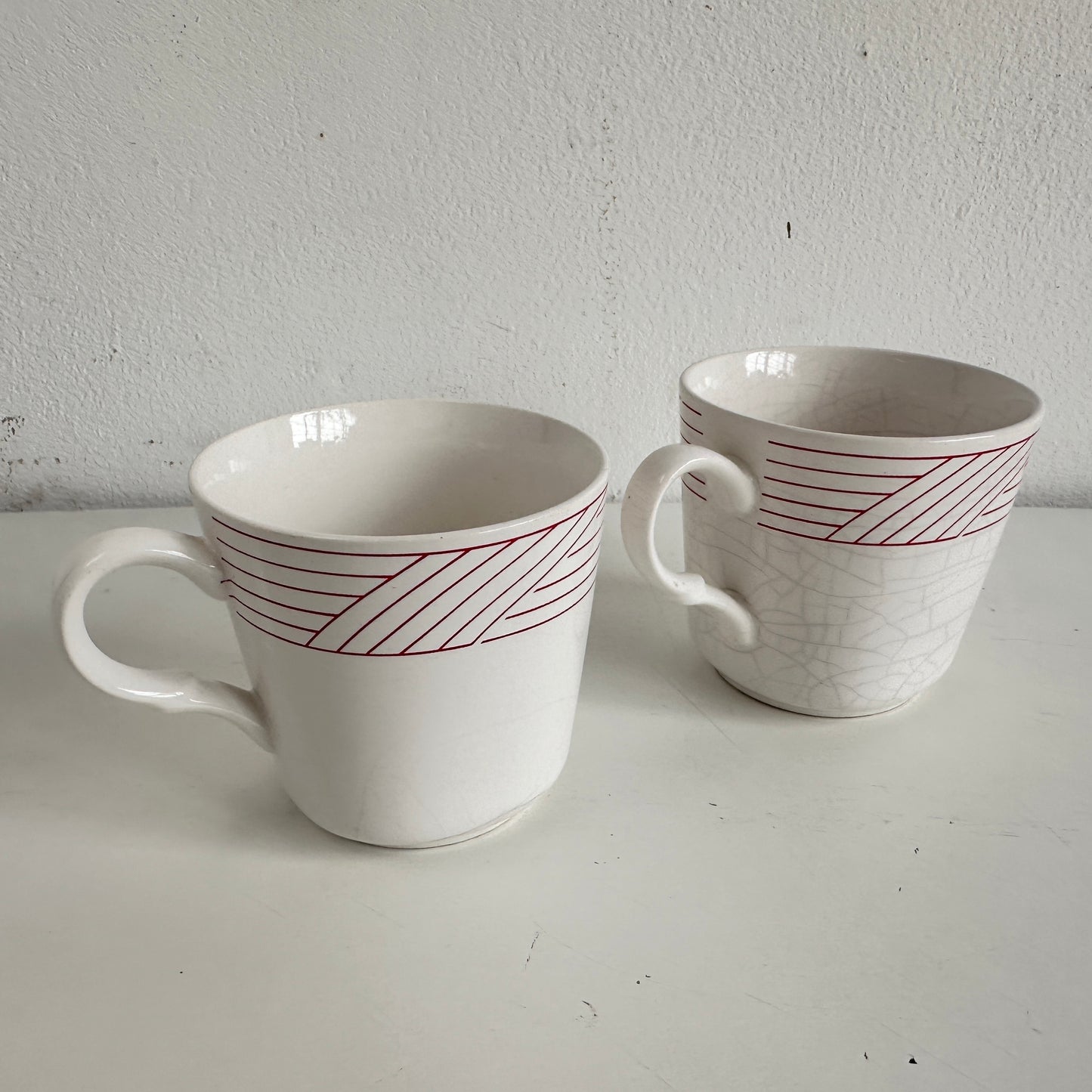 TT111 SET OF TWO RED STRIPE PATTERN CERAMIC MUGS