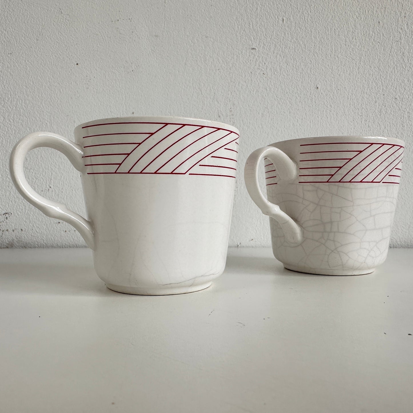 TT111 SET OF TWO RED STRIPE PATTERN CERAMIC MUGS