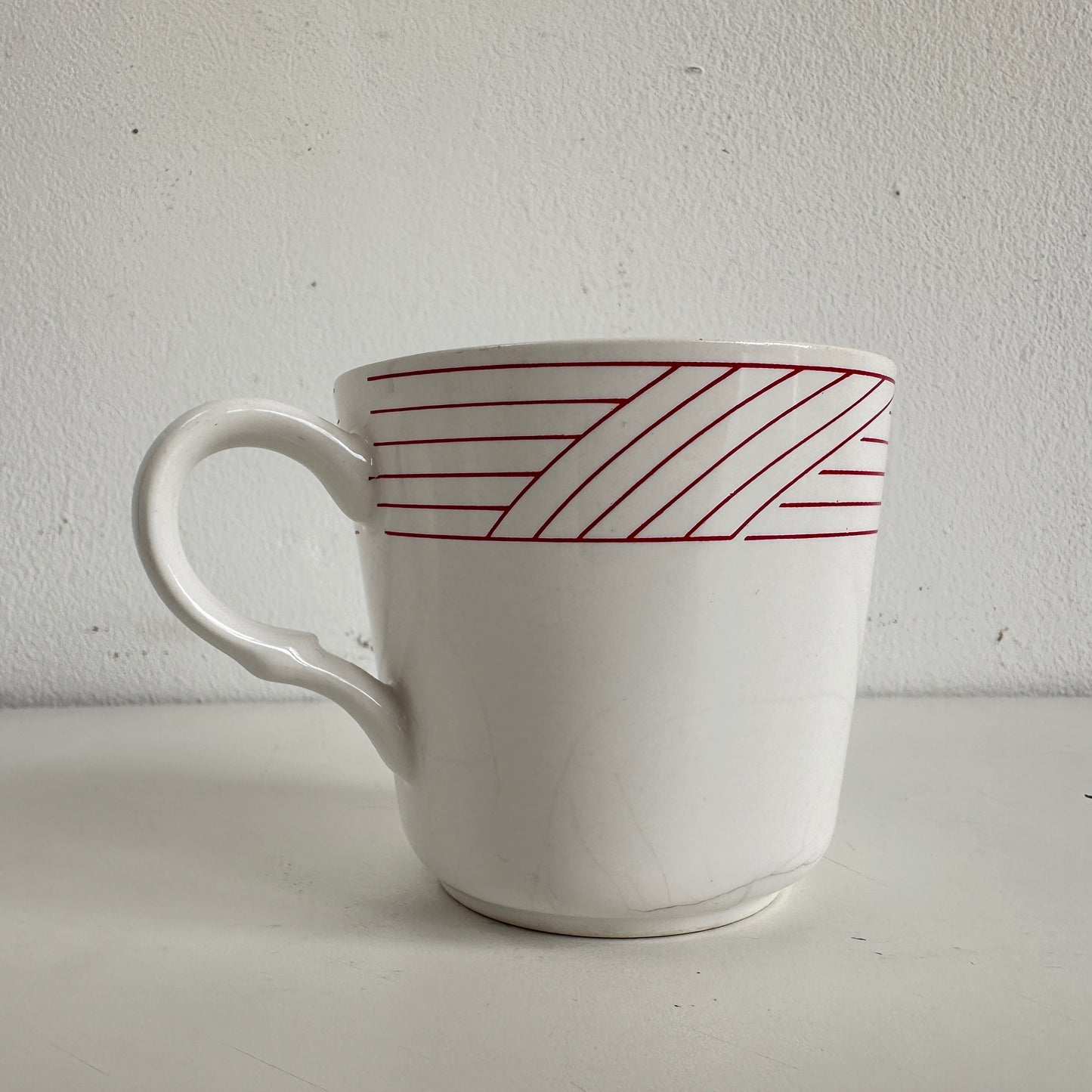 TT111 SET OF TWO RED STRIPE PATTERN CERAMIC MUGS