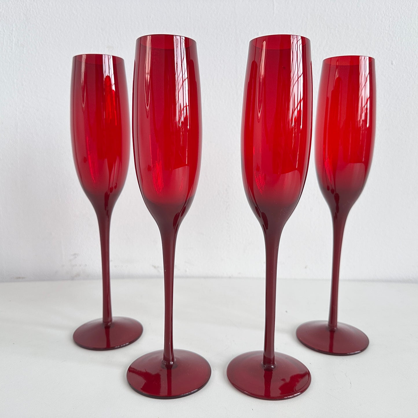TT119 SET OF 4 RED GLASS CHAMPAGNE FLUTES