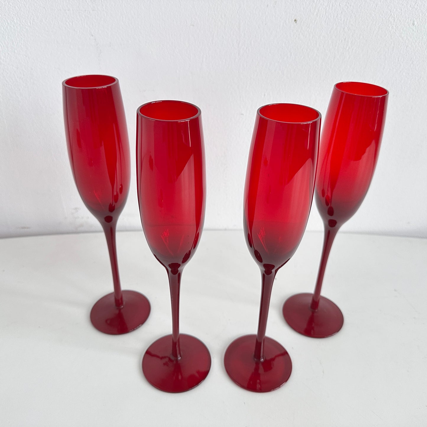 TT119 SET OF 4 RED GLASS CHAMPAGNE FLUTES