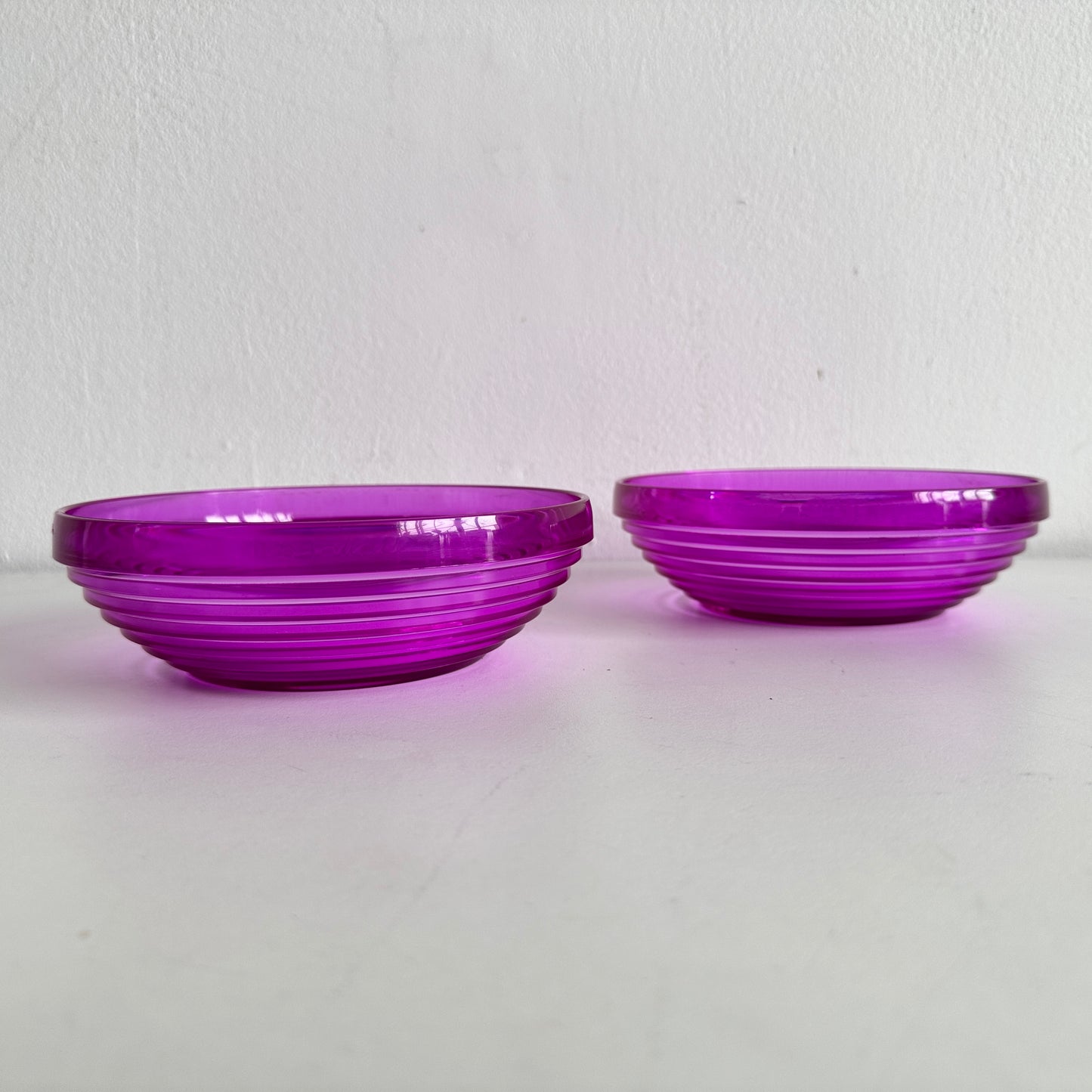 TT132 SET OF TWO PLASTIC RIDGED PURPLE BOWLS