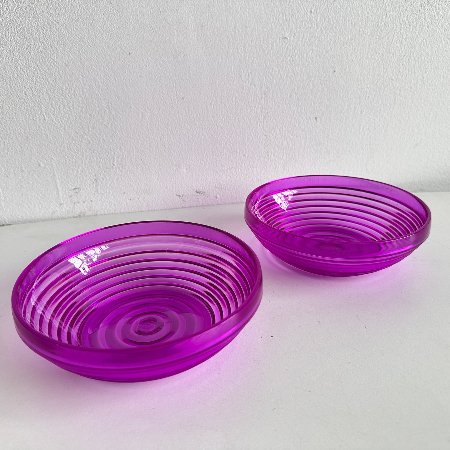 TT132 SET OF TWO PLASTIC RIDGED PURPLE BOWLS