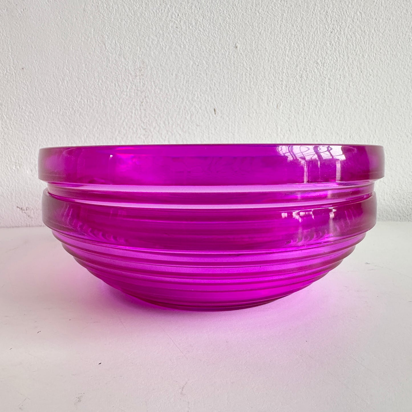 TT132 SET OF TWO PLASTIC RIDGED PURPLE BOWLS