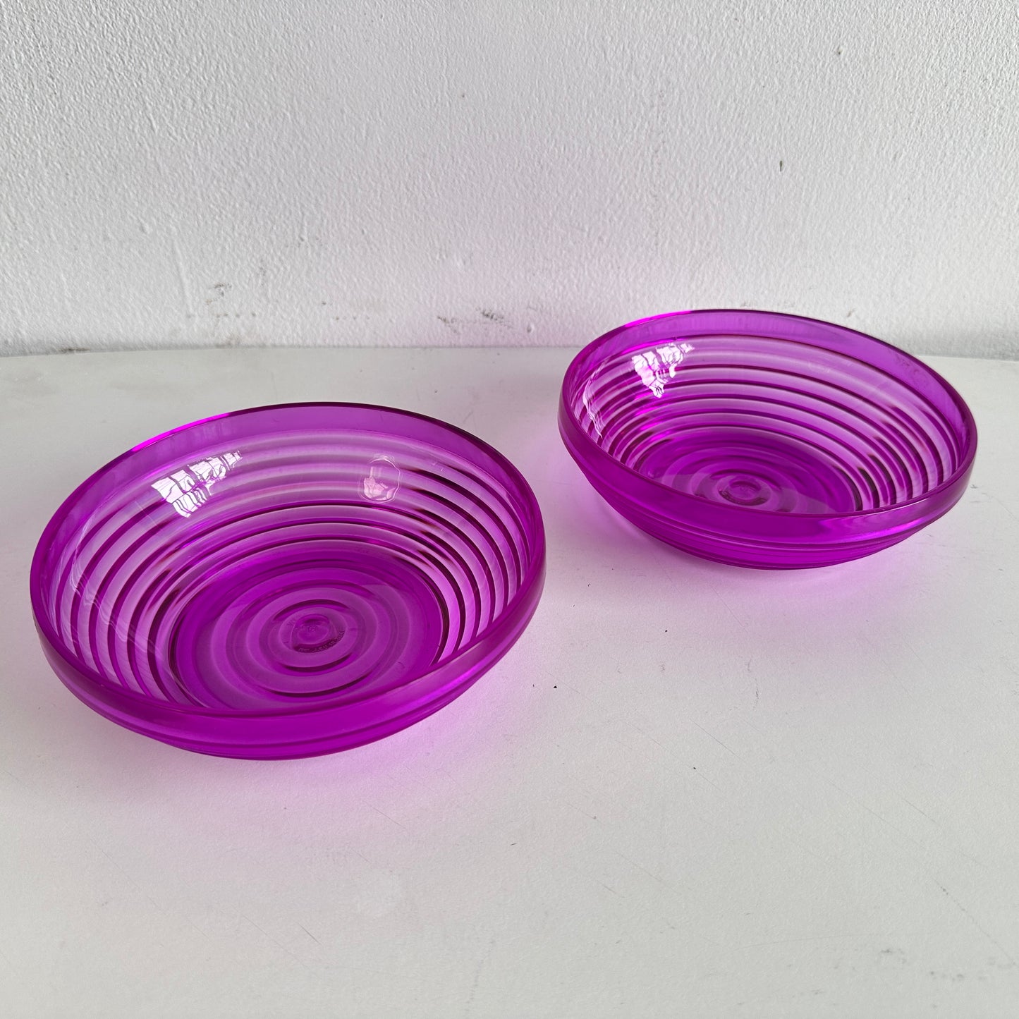 TT132 SET OF TWO PLASTIC RIDGED PURPLE BOWLS
