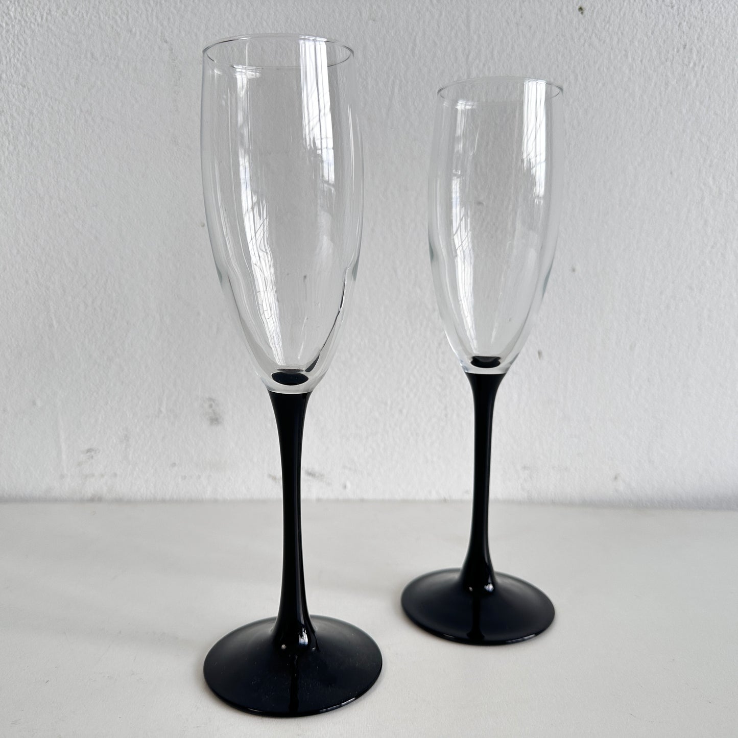 TT135 PAIR OF CHAMPAGNE FLUTES WITH BLACK STEMS