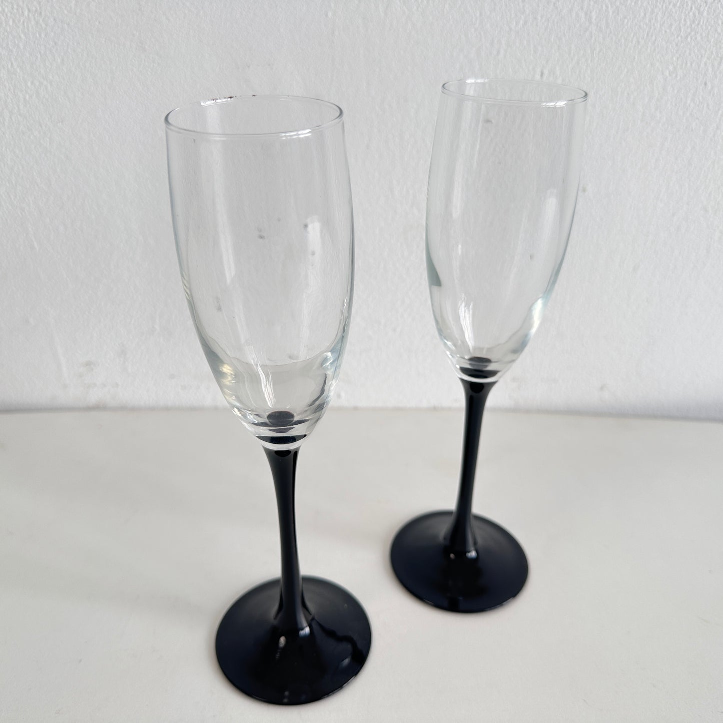 TT135 PAIR OF CHAMPAGNE FLUTES WITH BLACK STEMS