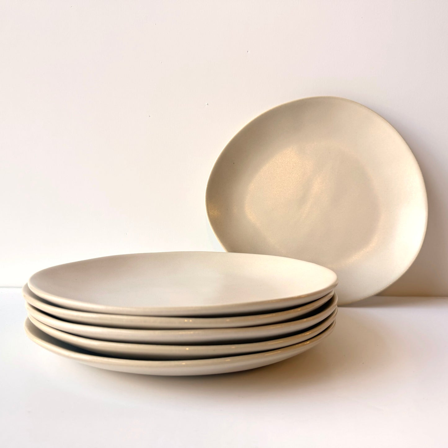 TT173 SET OF 6 CREAM CERAMIC PLATES