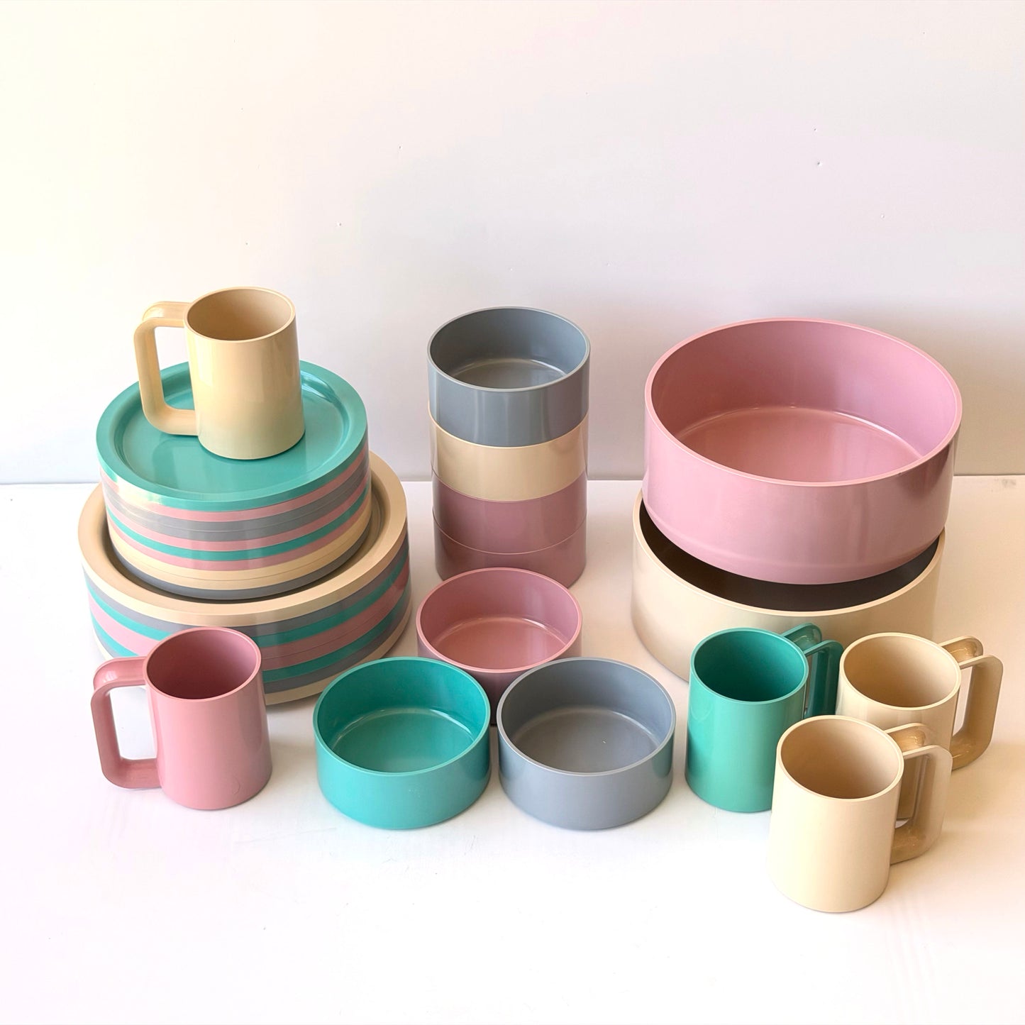 TT179 PASTEL HELLERWARE SET - 5 MUGS, 2 SERVING BOWLS, 7 BOWLS, 8 LARGE PLATES, 10 SMALL PLATES