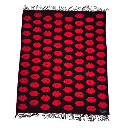TW003 VS LIPS THROW BLANKET