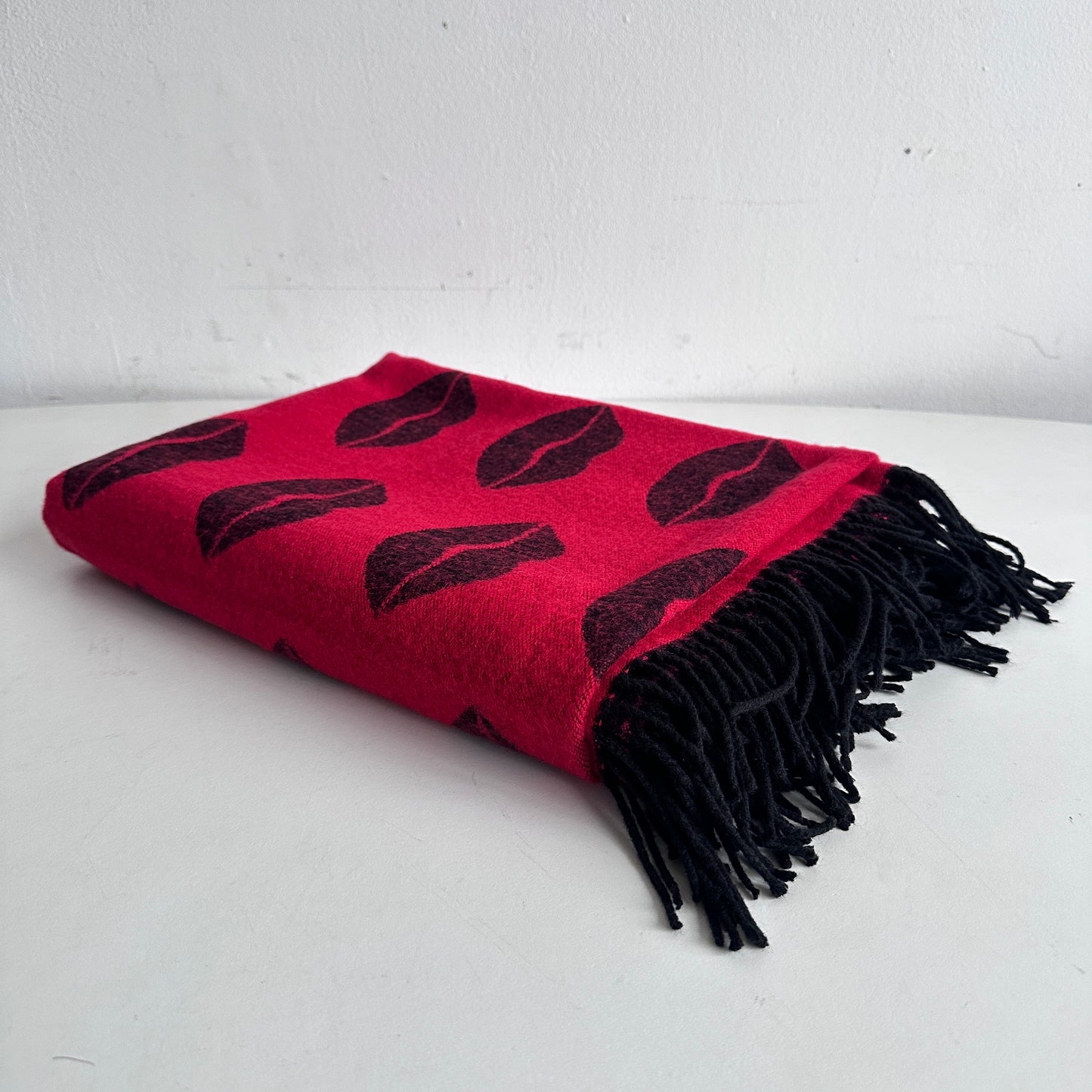 TW003 VS LIPS THROW BLANKET