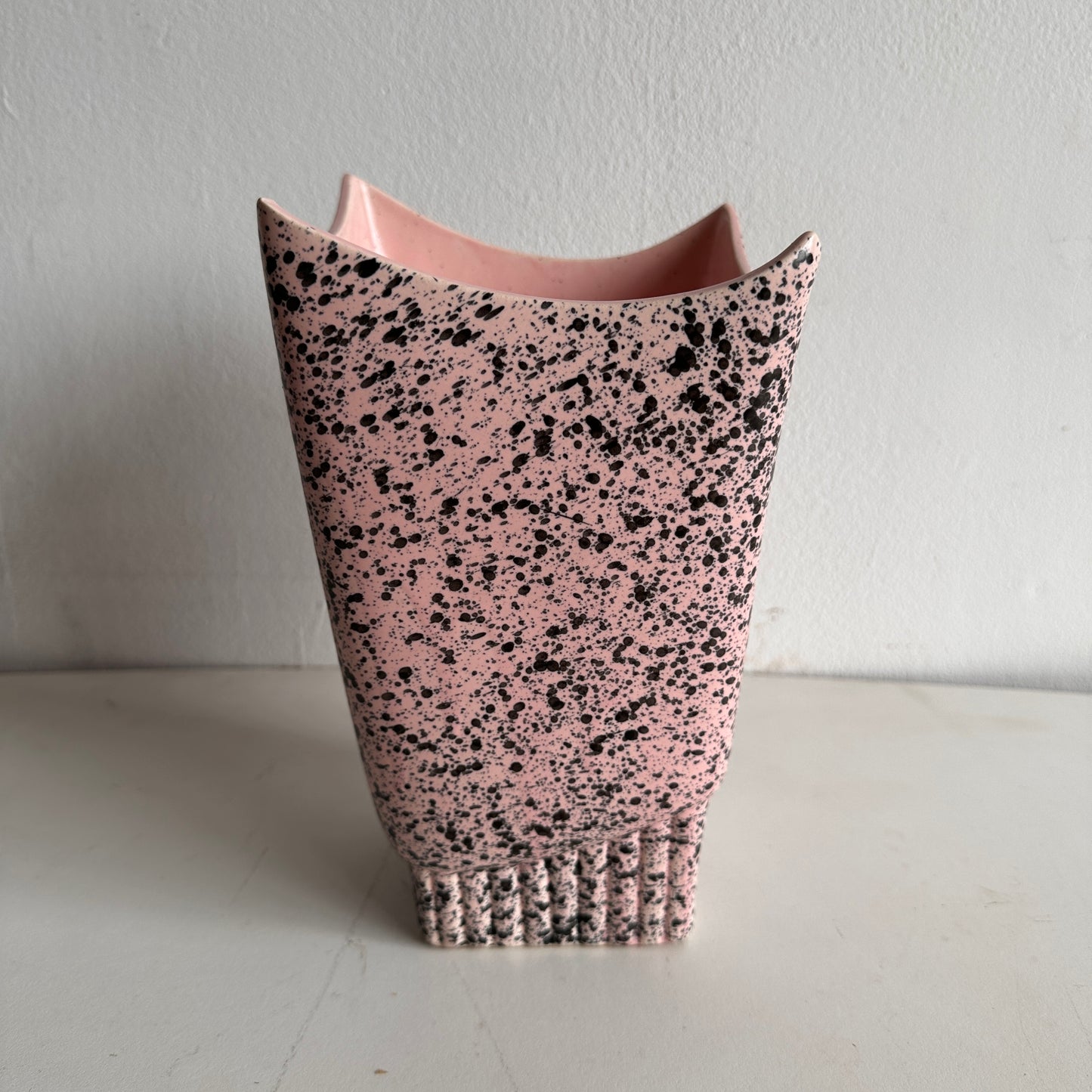 VS039 PINK AND BLACK SPECKLED VASE