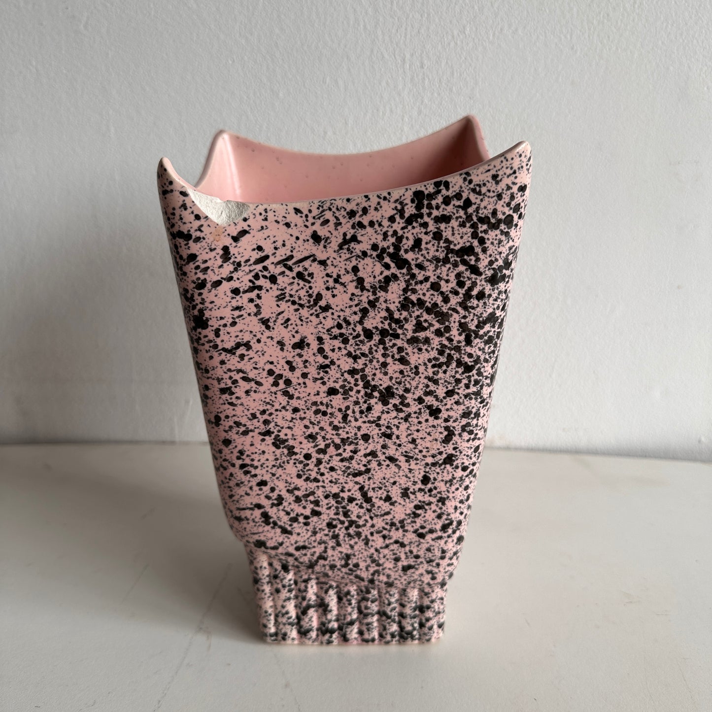 VS039 PINK AND BLACK SPECKLED VASE