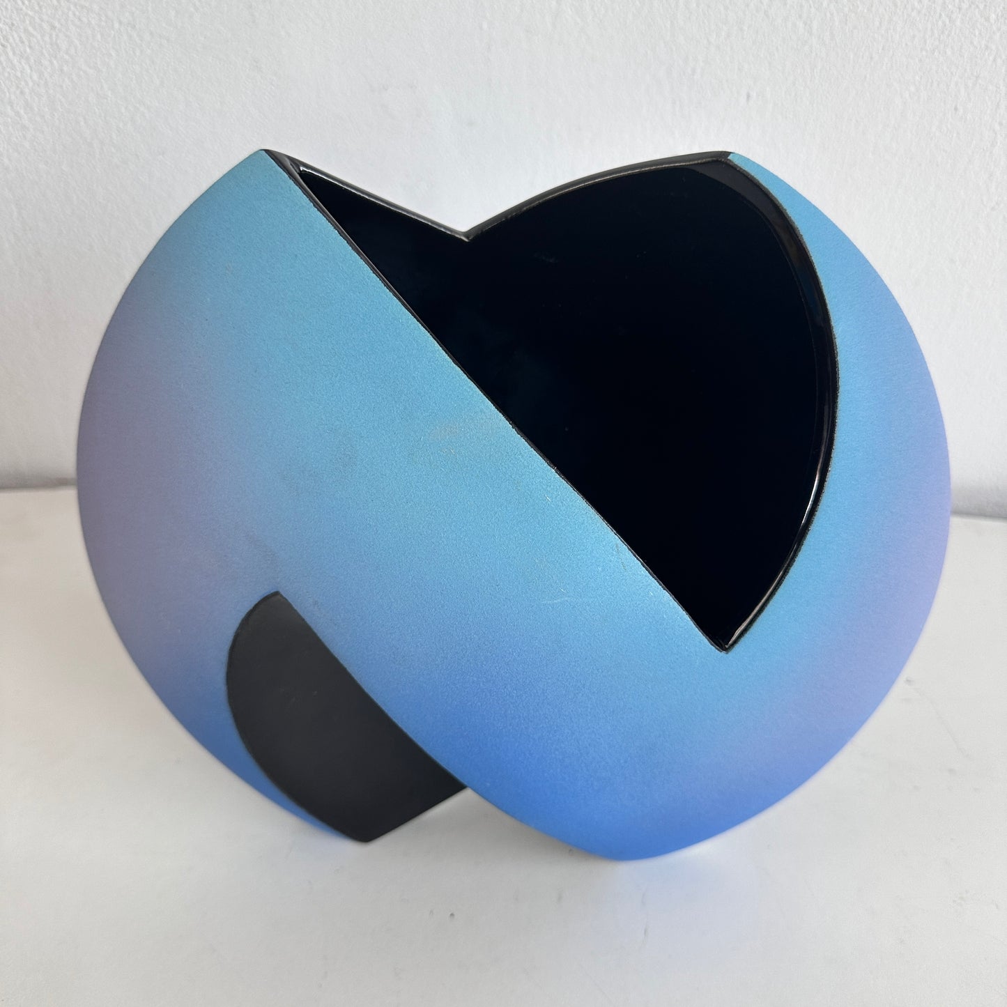VS053 LYNNE GOLDSTEIN ABSTRACT GRADIENT VASE