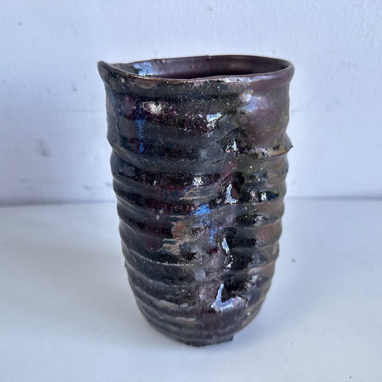VS060 BLACK AND BROWN RIBBED ABSTRACT VASE