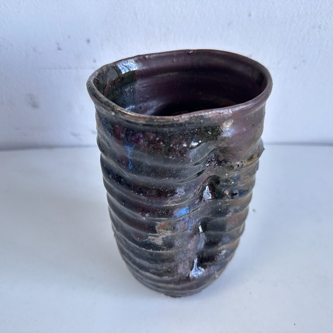VS060 BLACK AND BROWN RIBBED ABSTRACT VASE