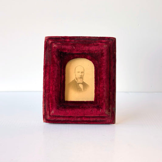 WD022 DISTRESSED RED VELVET UPHOLSTERED FRAMED PORTRAIT OF BEARDED MAN