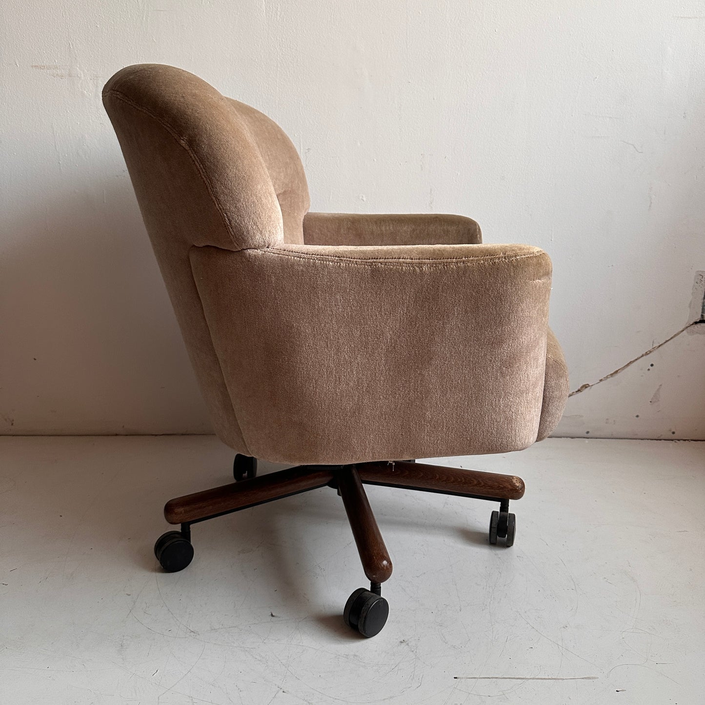 CH046 BULBOUS BEIGE ROLLING HOME OFFICE CHAIR