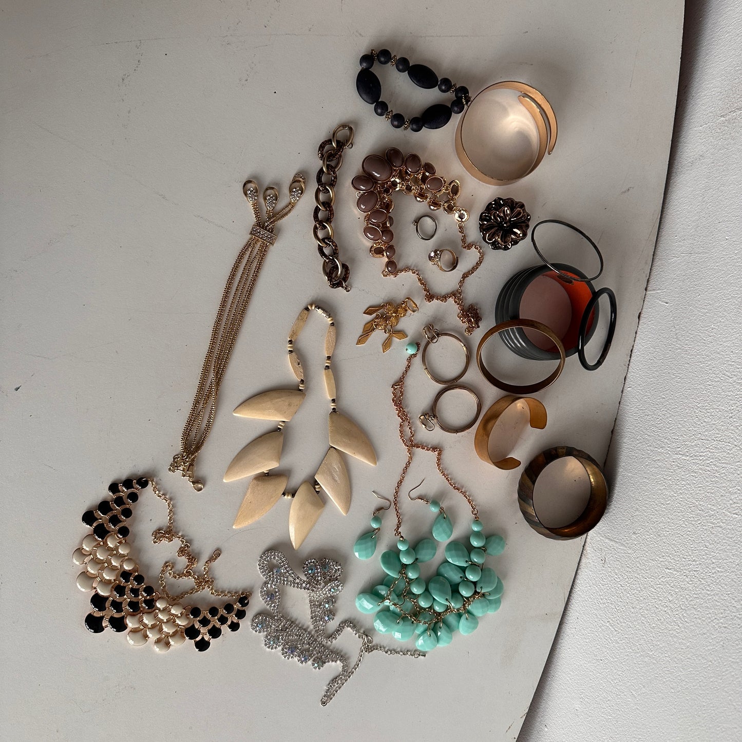 BB015 ASSORTED COSTUME JEWELRY