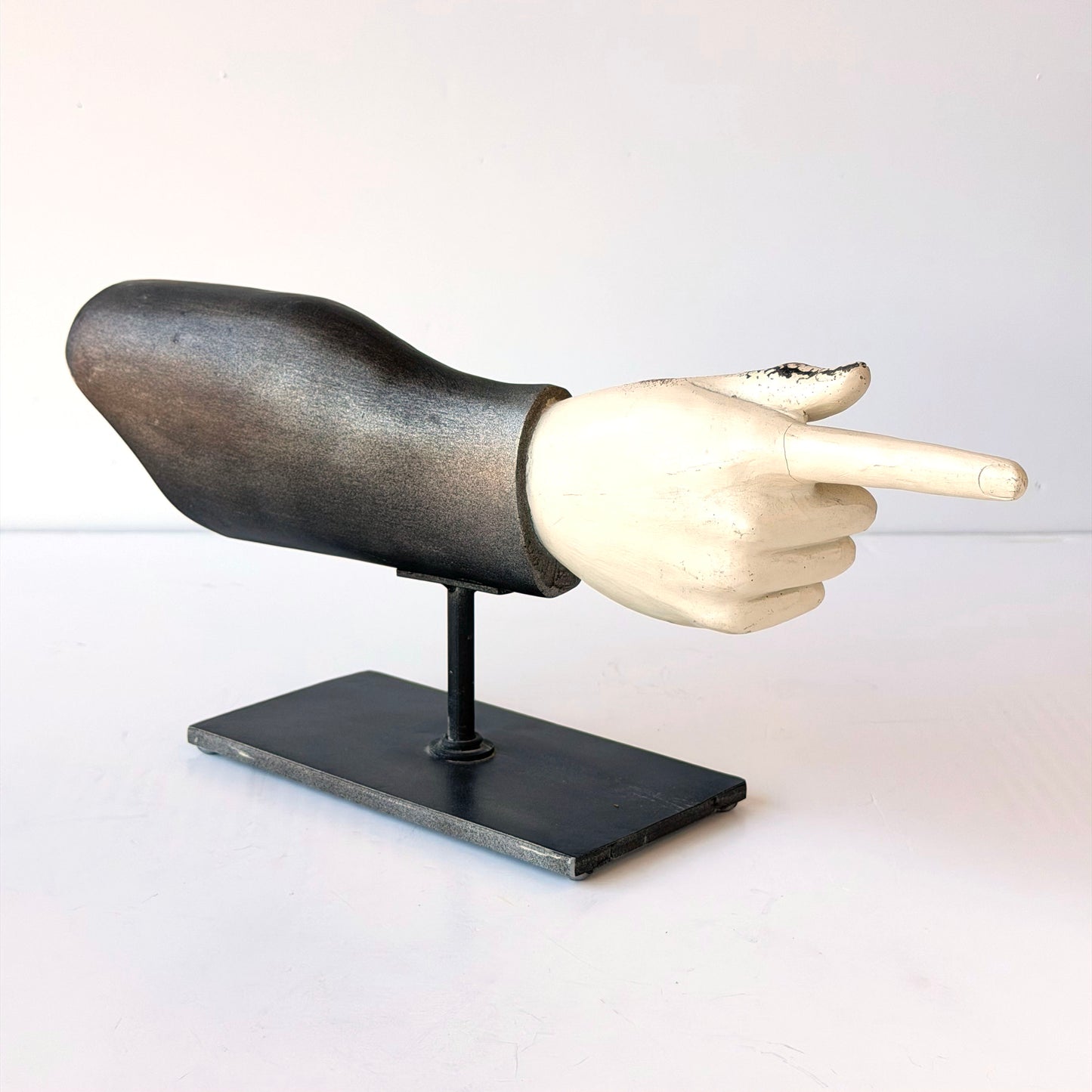 OB131 DISTRESSED POINTING HAND ON STAND