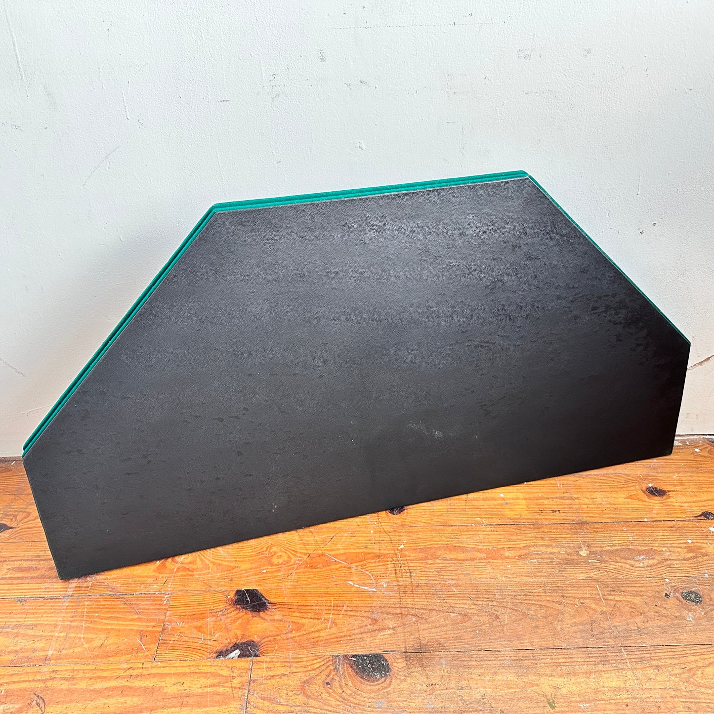 AA023 DISTRESSED FOLDING POKER TABLE WITH CARRYING CASE