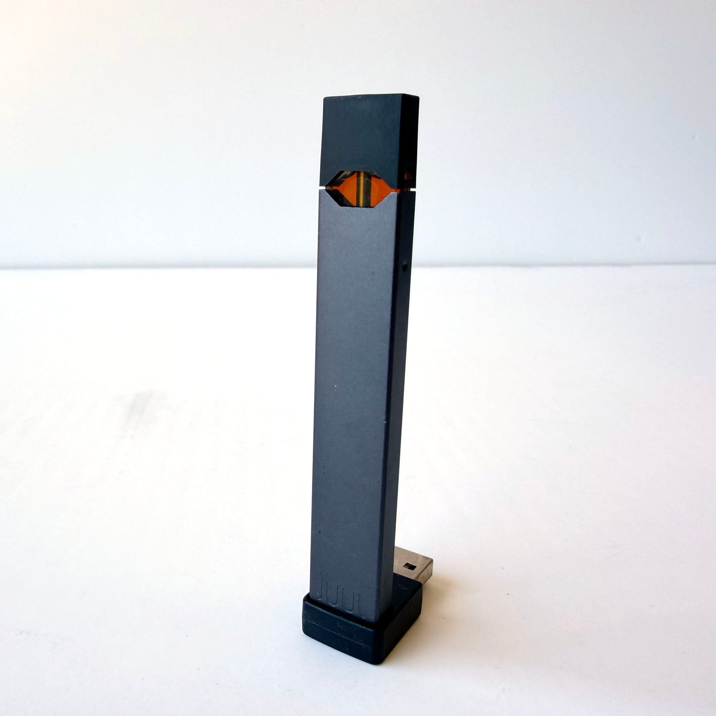AA029 VINTAGE JUUL WITH EXTRA PODS
