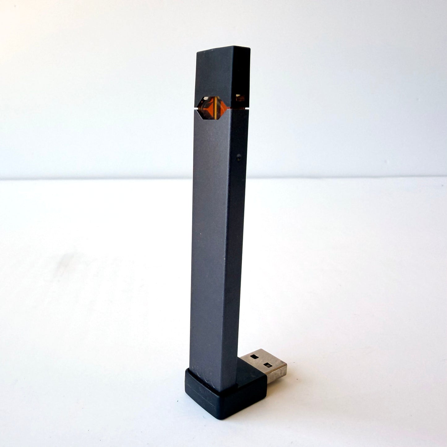AA029 VINTAGE JUUL WITH EXTRA PODS
