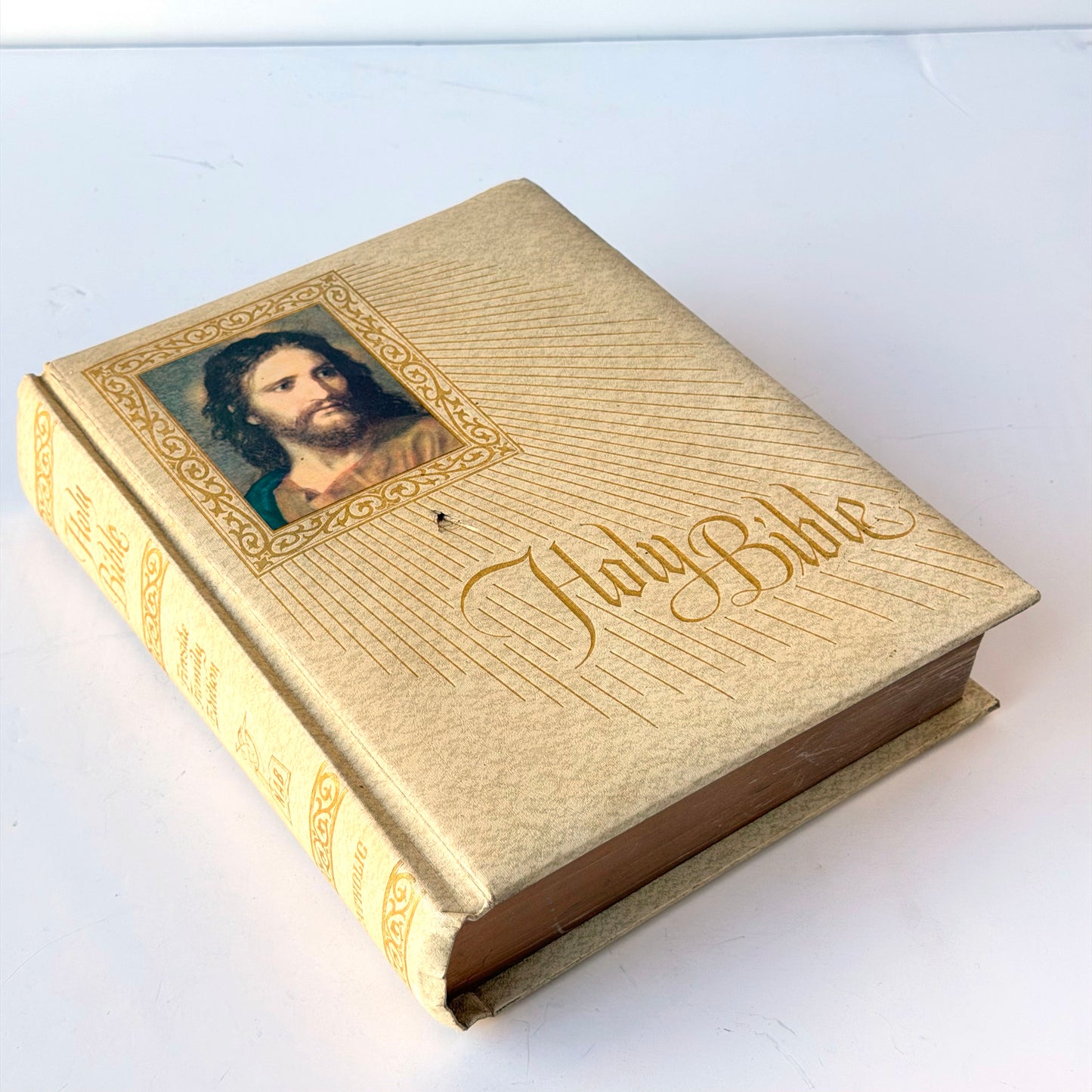 AA034 LARGE HOLY BIBLE WITH WHITE JESUS ON COVER