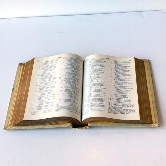AA034 LARGE HOLY BIBLE WITH WHITE JESUS ON COVER