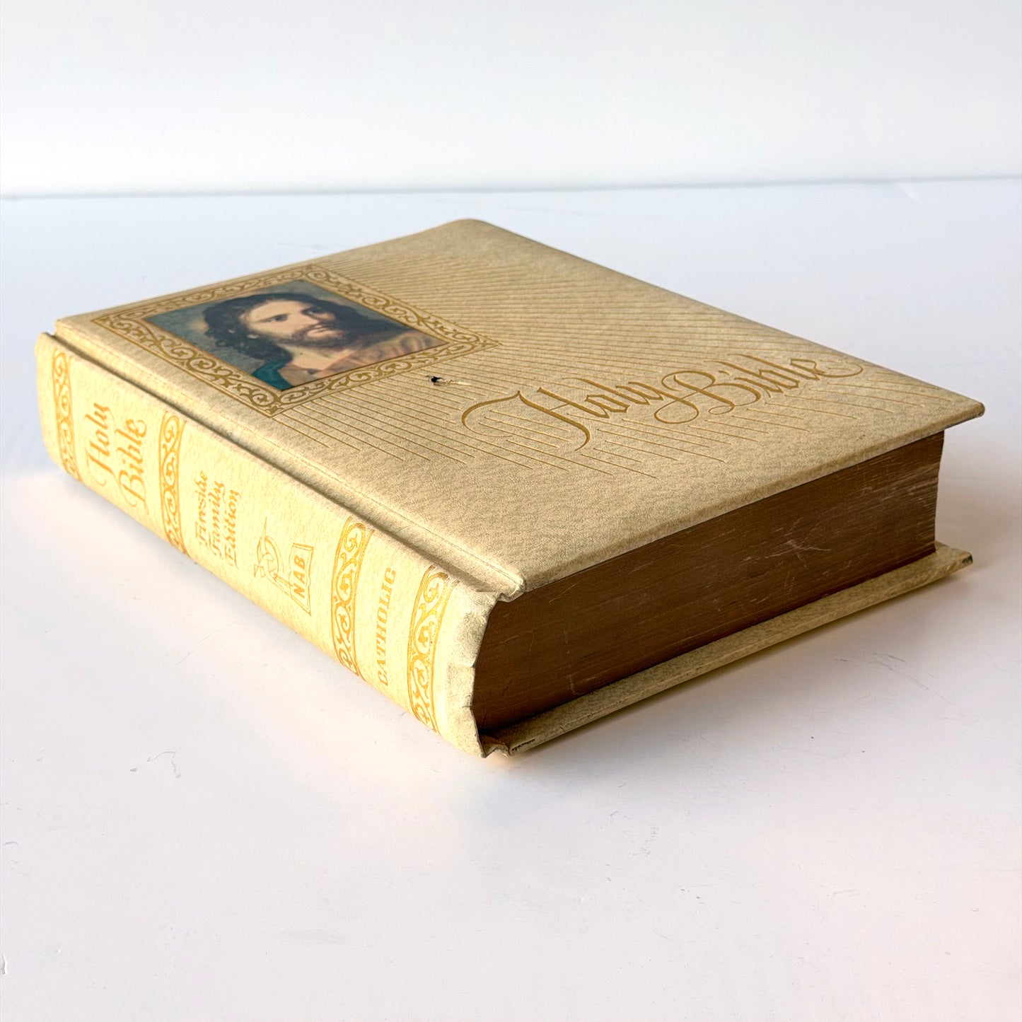AA034 LARGE HOLY BIBLE WITH WHITE JESUS ON COVER