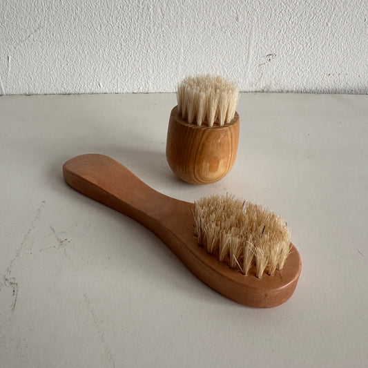 BB010 SET OF TWO TINY BRUSHES