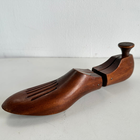 BB031 WOODEN SHOE TREE