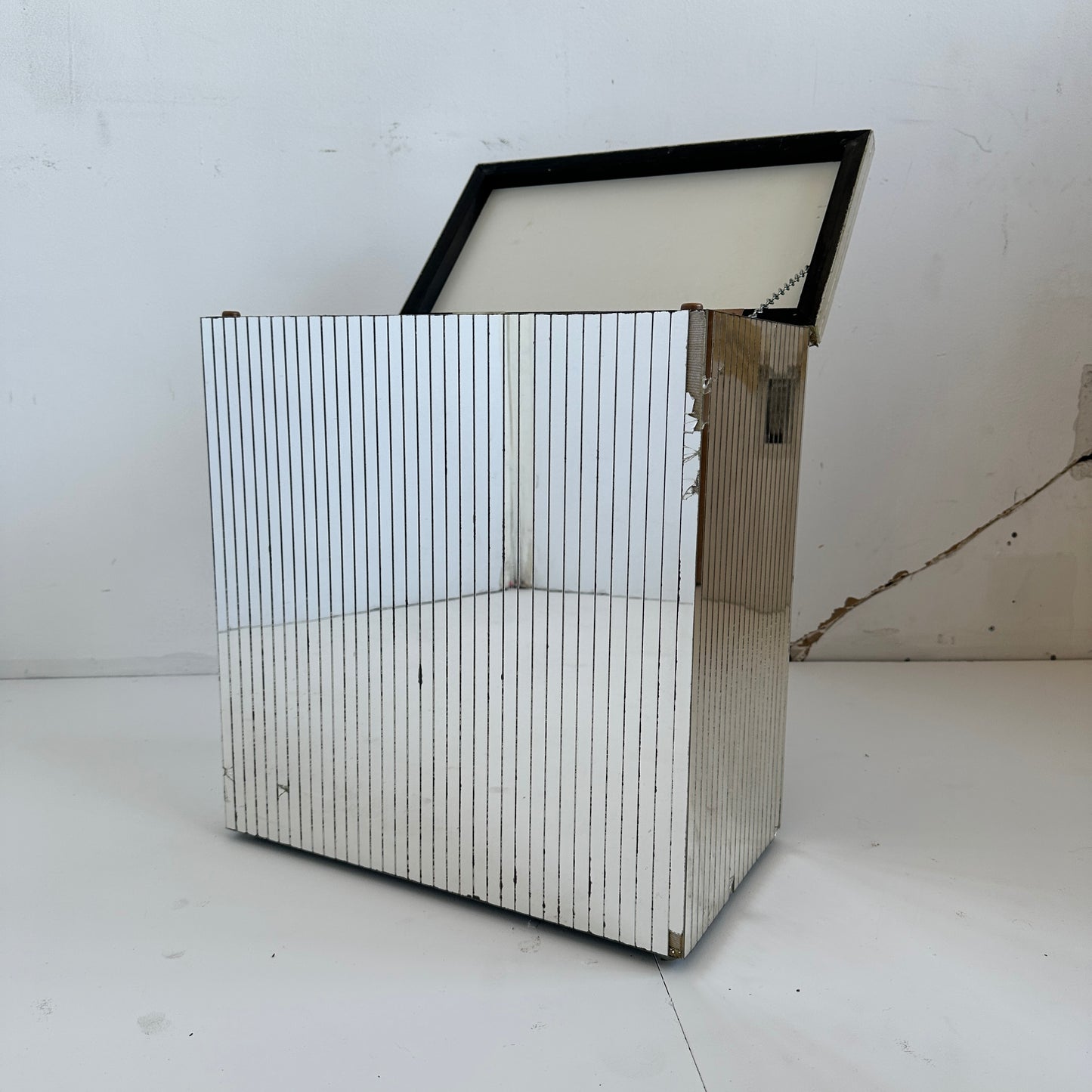 BB033 VINTAGE MIRRORED HAMPER