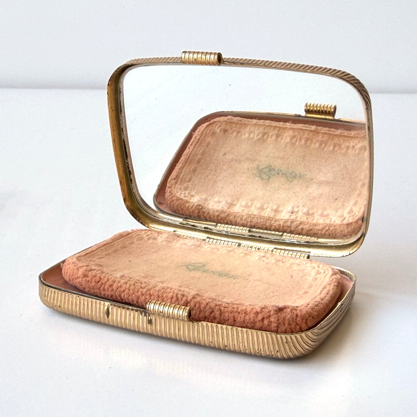 BB053 VINTAGE GOLD REVLON COMPACT