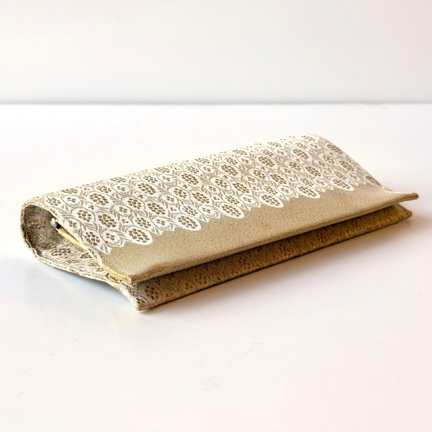 BB056 GOLD & WHITE MAKEUP POUCH
